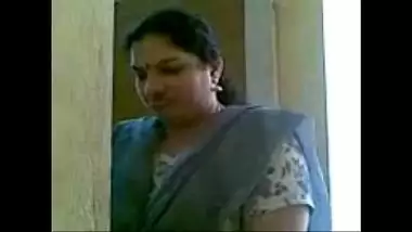 Pressing Hot Melons Of Malayali Aunty