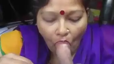 Desi man enjoys XXX blowjob from Bhabhi mature dressed in sexy sari