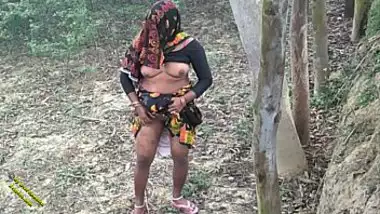 Village aunty sex - Indian MILF slut enjoys playing with her cunt in the forest