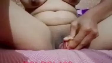 Indian mature mom showing boobs and self fuck with banana