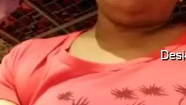 Desire to flash boobs fills the Indian woman during the video call