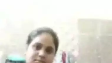 Amateur video of the pretty Indian aunty washing her fatty body