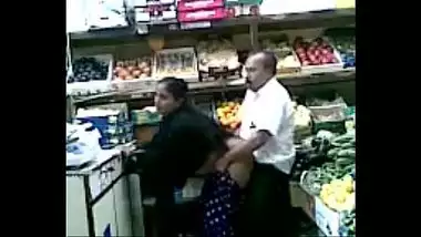 Hot Bhojpuri speaking aunty having sex at the grocery store