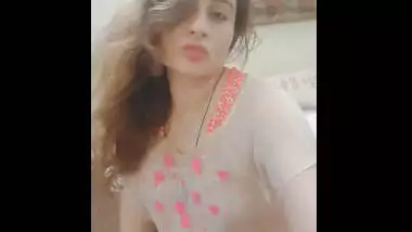 Desi cute wife show her sexy boobs