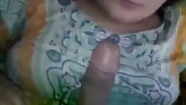 Muslim bhabhi sucking her servant’s dick