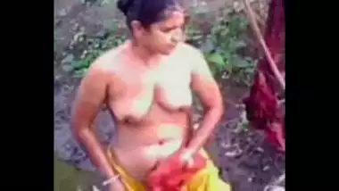 Bangladeshi bhabhi outdoor bath mms