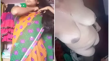 Modest Desi chick takes off green sari and reveals great XXX knockers