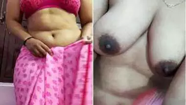 Middle-aged Desi strips like a XXX pro and flaunts her saggy boobs