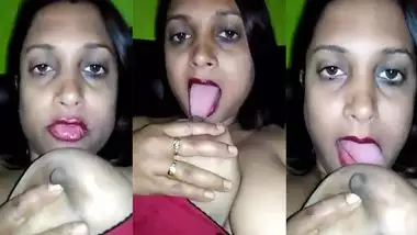 Horny Indian bitch shoves fingers in sex hole and masturbates fast