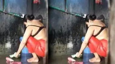 Perverted boy films through hole how Indian mature washes XXX body