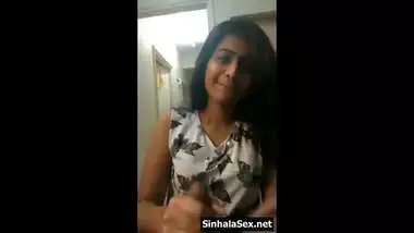 Desi babe shy to suck her bf cock in hotel room - SinhalaSex.net