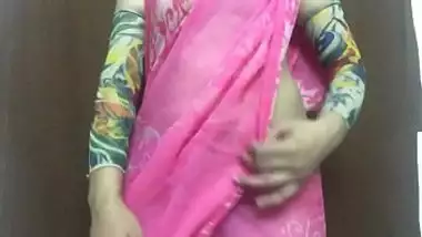 Desi MILF nude video of Desi teen exposing her topless body