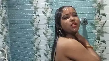 Busty mature wife bathing nude video