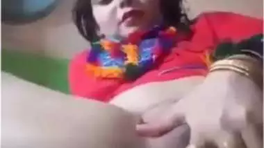 Mature and sexy punjabi aunty fingering pussy