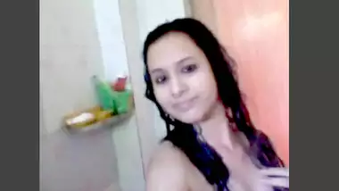 Desi cute bhabi nude bath