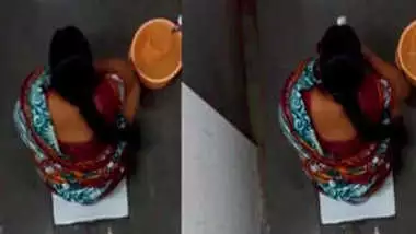 XXX girl pulls her sari up to piss and wash sex opening in the loo