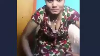 Desi cute bhabi showing her boobs and pussy