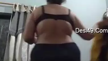 Bored Desi BBW takes off clothes to act in the first porn video