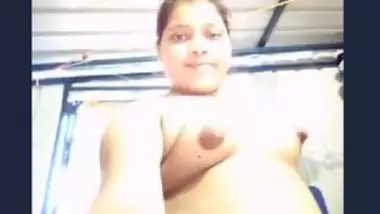 Desi village bhabi showing her cute boobs