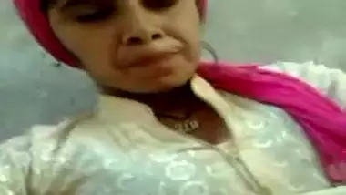 Hyderabadi Muslim aunty masturbates herself to orgasm!