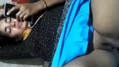 Bhabi pussy captured, she is busy in mobile