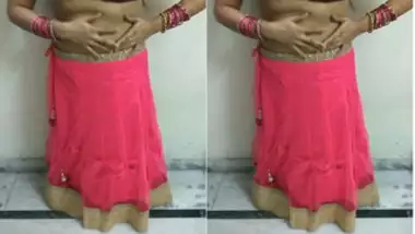 Good-looking Indian dancer during performance flashes small XXX tits