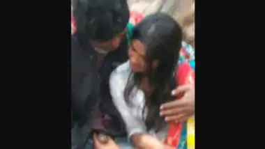 Hot desi girl caught sucking bf cock in park