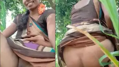 Telugu wife showing her ass and pussy outdoors