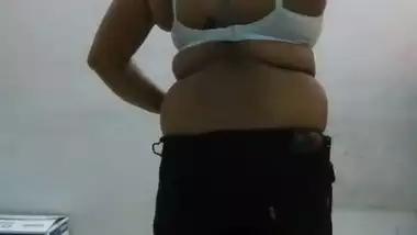 Mallu aunty showing her new bra and thong.MOV