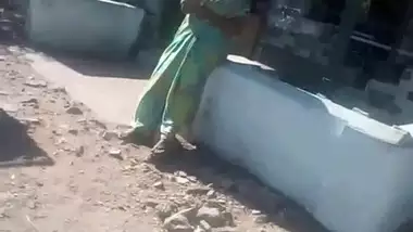 SATIN SILK SAREE INDIAN AUNTY FINGERING HER...