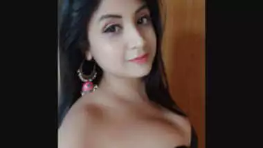 Beautiful Sexy Indian Girl Showing