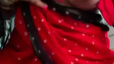 Milf Bong in Saree Playing with her Boobs