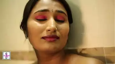 Indian Hot Girl Bathroom Romance - Leaked MMS