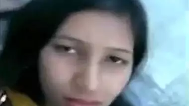 Desi bald pussy fucking MMS video of desi girl exposed online