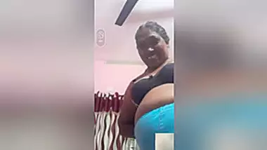 Today Exclusive-mature Bhabhi Showing Her Boobs On Video Call Part 1