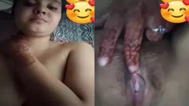 Mehendi girl fingering pussy on video call