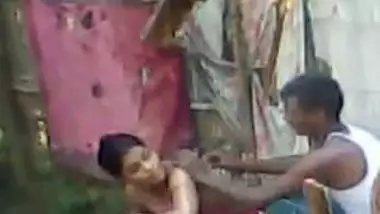 Desi sex video of South Indian bhabhi romancing with devar during bath!