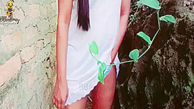 Sri Lankan School Girl Outdoor Pussy & Boobs Squeeze ස්කුල් ඇරිලා ඇවිත් චූ දාන්න ගිහින් මෝල් වෙලා