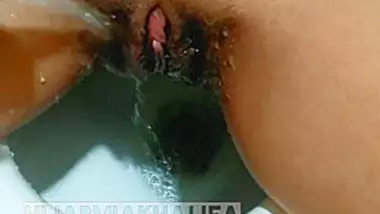 How Muslim Girl Pissing? Caught Piss In Toilet