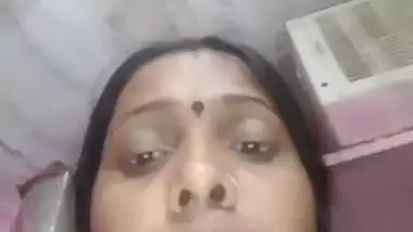 Hottest Indian XXX bitch plays with her pussy in the bathroom