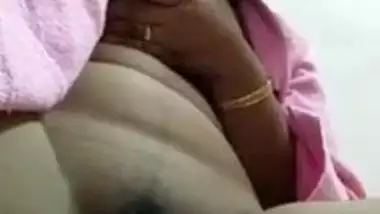 Pretty Desi girl in a pink robe demonstrates XXX slit in MMS video