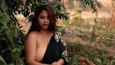 Super busty Desi XXX wife have sexy outdoor video shoot