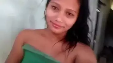 Desi cute girl show her sexy boobs