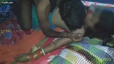 Bhabhi ke boyfriend ne pahle bhabhi ki saree kholi phir blouse or bra khol kar bhabhi ne dudh pilaya with Hindi talk