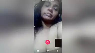 Today Exclusive- Mallu Bhabhi Showing Her Boobs Part 1