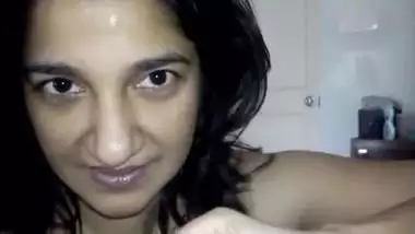 Pakistani sex movie scene of Muslim bhabhi giving consummate blow job