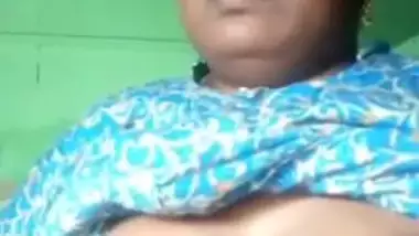 Mallu Bhabhi Showing Her Boobs