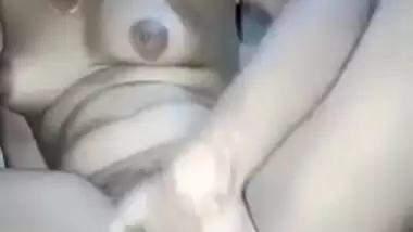 Desi village wife fing her pussy