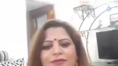 Desi MIlf Supr Hoot Teaseee Who is She.