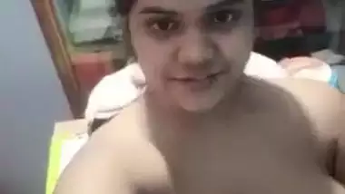 Desi Girl Shows her Boobs